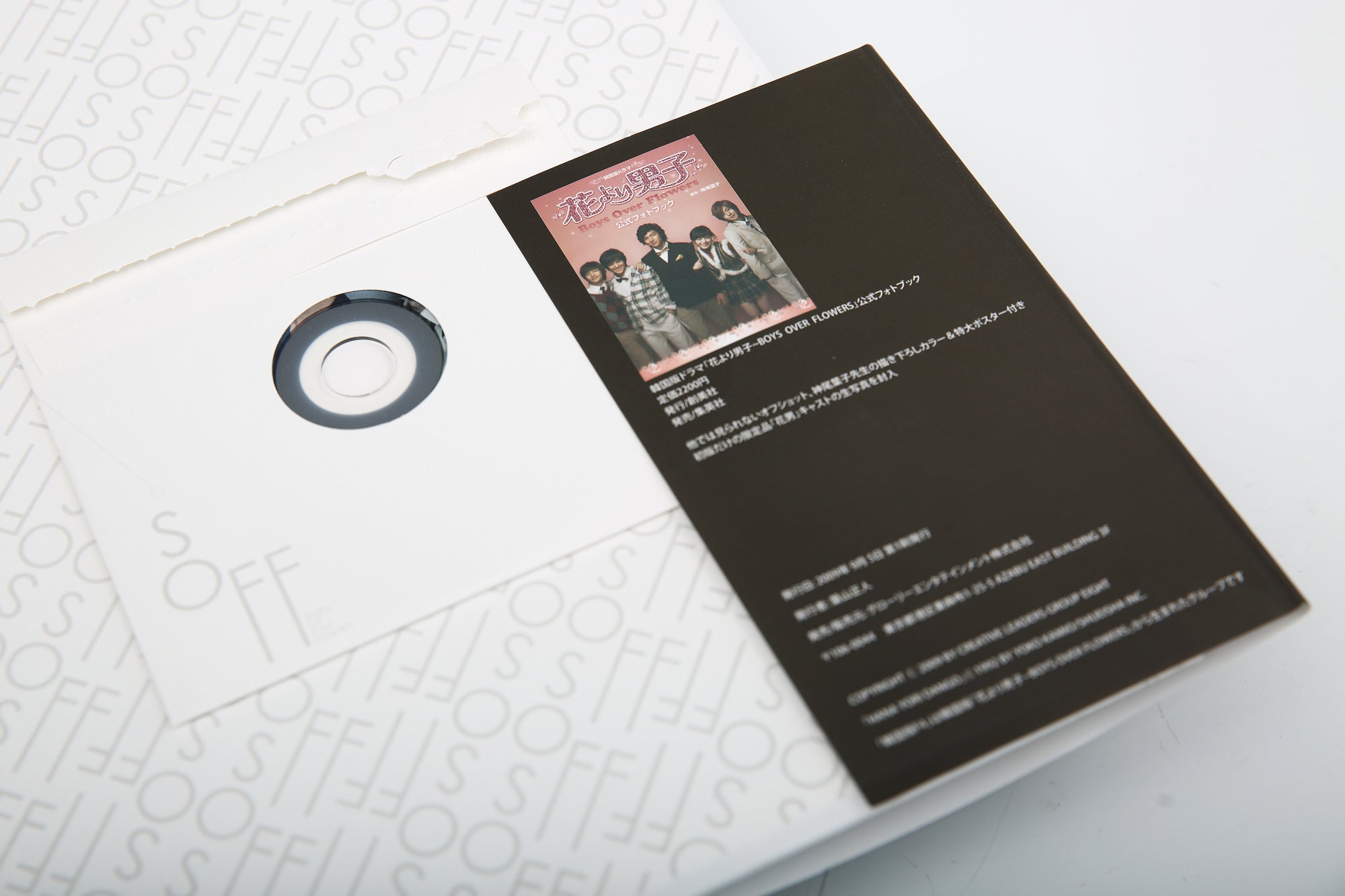 Emphasizing the collection of Lee Min Ho’s most unforgettable moments from the drama, now preserved in a limited-edition DVD photobook.