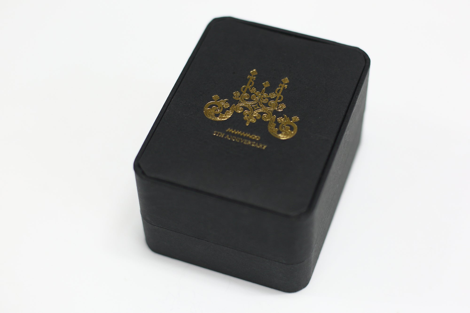 Celebrate MAMAMOO’s incredible journey with this 5th Anniversary pocket watch, a stylish and meaningful collector's item for every fan!